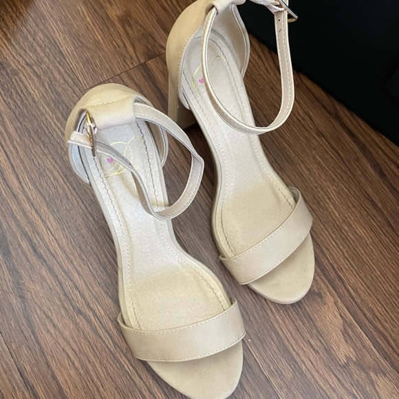 Nude high heels - Picture 3 of 3